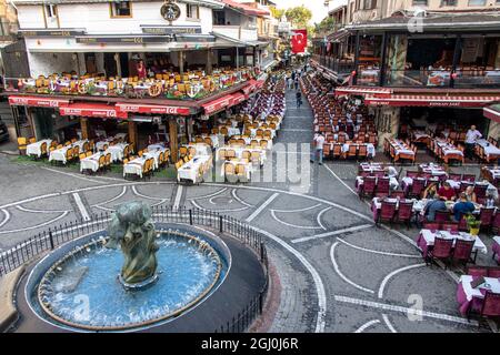 Kumkapi, Fatih, lstanbul - Türkei - August 30 2021: Berühmte Kumkapi Restaurants mit beliebten touristischen Restaurants des Istanbuler Nachtlebens Stockfoto
