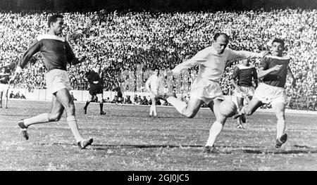 Alfredo Di Stefano, Mitte-vorne für Real Madrid in Aktion gesehen während ihres Spiels gegen Zamalek Sporting Club in Kairo neue sechs Millionen Pfund-Stadion. Real Madrid, dessen erstes Spiel in der Untied Arab Republic stattfand, gewann mit vier Toren zu einem. März 1961. Stockfoto