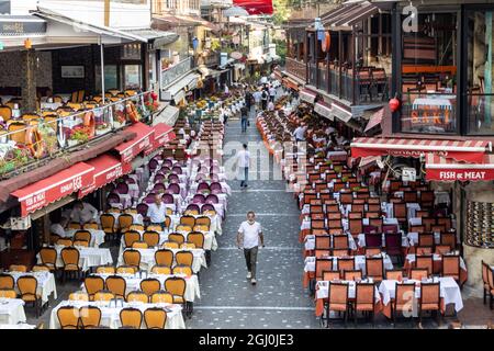 Kumkapi, Fatih, lstanbul - Türkei - August 30 2021: Berühmte Kumkapi Restaurants mit beliebten touristischen Restaurants des Istanbuler Nachtlebens Stockfoto