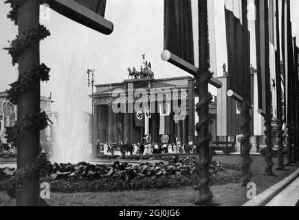 Olympia 1936, Berlin - Brandenburger Tor und Pariser Platz dekoriert. (Am Brandenburger Tor und Pariser Platz gruste die Reichshauptstadt ihre Gaste aus nah und fern mit herrlichem Festesschmuck) ©TopFoto Stockfoto