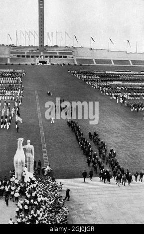 Olympia 1936, Berlin - der Führer Adolf Hitler führt das internationale Olympische Komitee auf dem Maifeld an. (Der Führer Adolf Hitler, an der Spitze des Internationalen Olympischen Komitees auf dem Maifeld) ©TopFoto Stockfoto