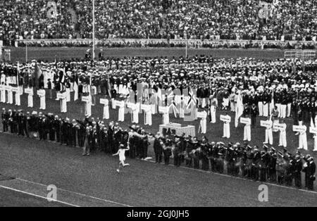 Olympische Spiele 1936, Berlin - der letzte Mann im Fackellauf trägt das Fackel in die Feuerschale im Stadion. (Der letzte Mann des großen Olympiaapackelstaffellaufes geht um den Feuerbrand zur Opferschale.) ©TopFoto Stockfoto