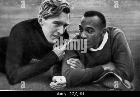 Olympische Spiele 1936, Berlin - Luz Long und Jesse Owens plaudern während des Weitsprungs ein wenig in einer Pause. (Luz Long und Jesse Owens plaudern ein wenig in der Rubepause beim Weitsprung) ©TopFoto Stockfoto