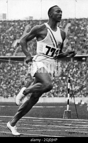 Olympia 1936, Berlin - Jesse Owens am zweiten Tag. Sein Weltrekord von 10, 2 sec wurde nicht erkannt. Am Eröffnungstag (2. August 1936) stellte Jesse Owens bei einer Probehitze des 100-Meter-Sturzes einen Weltrekord von 10.2 Sekunden auf, obwohl der Rekord später nicht zugelassen wurde, weil der Wind zu seinen Gunsten war. (Jesse Owens stellt im 2. Lauf der zweiten Vorlaufserie seinen (nicht erkannt) 10, 2 SEK.-Weltrekord auf.) ©TopFoto Stockfoto