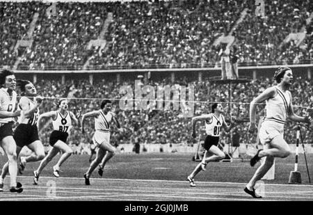 Olympia 1936, Berlin - am Ende des 100-m-Laufs der Frauen: Helen Stephens (USA) führt das Feld an, hinter Stella Walasiewicz (Polen) auf Platz zwei und Kathe Krauss (Deutschland) auf Platz drei. ©TopFoto Stockfoto