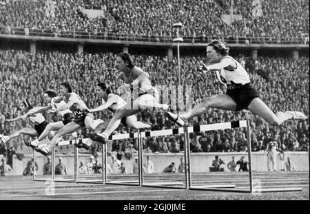 Olympische Spiele 1936, Berlin - nach dem Start der 80-m-Hürden. Die dritte von links ist Trebisonda Valla (Italien) und vorne rechts A. Steuer (Deutschland). (Nach dem Start des 80 m langen Laufes: So geeshlesst, wie auf diesem Bilde, liegen die Teilnehmer-rinnen fast bis ins Ziel. Dritte von links: Die Siegerin Valla-Italien, vorn rechts: SteuerDeutschland.) ©TopFoto Stockfoto