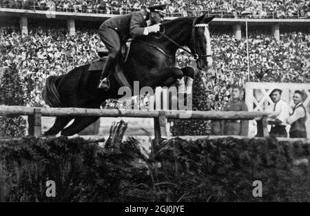 Olympia 1936, Berlin - Reiten - Oberleutnant Kurt Hasse, Sieger auf Tora im Springsport. (Oberleutnant Kurt Hasse auf ''Tora'' siegte durch einen grossartigen Ritt im grossen Jagdspringen.) ©TopFoto Stockfoto