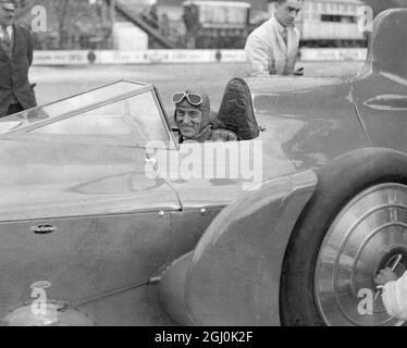 Sir Malcolm Campbell im Cockpit seines Autos Bluebird auf der Brooklands-Strecke Ostermontag, Treffen am 28. März 1932 Stockfoto