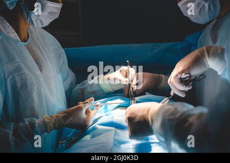 Der leitende Chirurg im Operationssaal, wo der Patient auf ihn wartet, und er beginnt mit der Operation. Real modern Hospital mit authentischem Ambiente Stockfoto