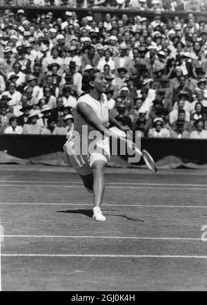 Dorothy Edith Round Little (13.07.08-12.11.82) - Miss Round im Finale der Frauen-Singles in Wimbledon - 3. Juli 1937 ©TopFoto *** Local Caption *** 1937 - Miss D.E. Rund Stockfoto