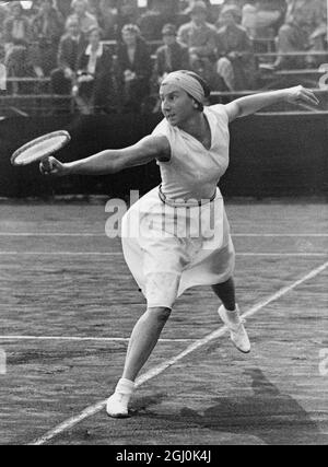 Dorothy Edith Round Little (13.07.08-12.11.82) - Miss Round im Women's Singles Finale beim West Kensington Turnier - 14. Mai 1932. ©TopFoto *** Ortsüberschrift *** 1934 - Miss D.E. Rund Stockfoto