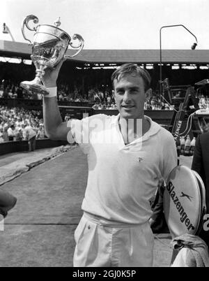 John Newcombe (AUS) Champion in Wimbledon 7. Juli 1967 ©TopFoto *** Local Caption *** 1967 - J.D. Newcombe Stockfoto