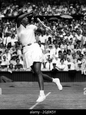 Die 29-jährige Miss Althea Gibson of America. Die Nr. 1 im Halbfinale gegen die 16-jährige Christine Truman aus Essex auf dem Mittelfeld in Wimbledon im Einsatz. Juli 1957 Stockfoto