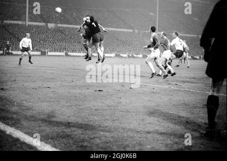 Wembley, Middlesex: England und Leeds United Spieler Jackie Charlton; (Mittelhälfte). Der westdeutsche Torhüter Hans Tilkowski wird heute Abend während des Internationalen Fußballvereins im Empire-Pool zwischen Deutschland und England in Aktion gezeigt. Das Spiel wurde bei starkem Regen und bei schlaffen Bedingungen gespielt; es wurde von einer Menge beobachtet, die auf 50,000 geschätzt wurde. 23. Februar 1966 Stockfoto