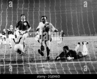 Fußball - freundlich - England gegen Westdeutschland der englische Fußballspieler Nobby Stiles (c) erzielt das Siegtor aus nächster Nähe am 23. Februar 1966 Stockfoto