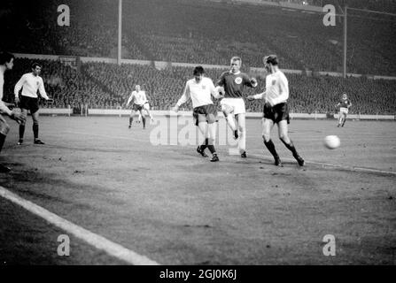 Wembley, Middlesex: England und Leicester City Torwart G. Banks; (links); und Leeds United Spieler Jackie Charlton (Mitte-Hälfte) (Mitte) und Westdeutschland und F.C. Der Kölner Spieler H. Hornig (außen links) wird während des Association International Match im Empire Pool zwischen Deutschland und England in Aktion gezeigt, während des Spiels sind sie im Einsatz. Das Spiel wurde bei starkem Regen und bei schlaffen Bedingungen gespielt; es wurde von einer Menge beobachtet, die auf 50,000 geschätzt wurde. Das Endergebnis für England lag bei 1:0, das Tor erzielte der Mitte-Vorwärts-Stiles in der 41. Minute. 23. Februar 1966 Stockfoto