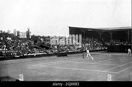 Singles Challenge Runde : A. F. Wilding v. H. Roper Barrett 1911. Anthony (''Tony'') Frederick Wilding (geboren am 31. Oktober 1883 in Christchurch, Neuseeland - gestorben am 9. Mai 1915 in der Nähe von Neuve-Chapelle, Pas-de-Calais, Frankreich) war ein Tennisspieler und Soldat, der während des Ersten Weltkriegs bei der Aktion getötet wurde. 1913 Herbert Roper Barrett, KC (geboren 24. November 1873 in Upton, Essex - gestorben 27. Juli 1943 in Horsham, Sussex) war ein Tennisspieler aus Großbritannien. Bei den Olympischen Spielen in London 1908 gewann er mit Arthur Gore eine Goldmedaille im Doppelsieg der Männer im Hallendoppel. Sie haben auch t gewonnen Stockfoto