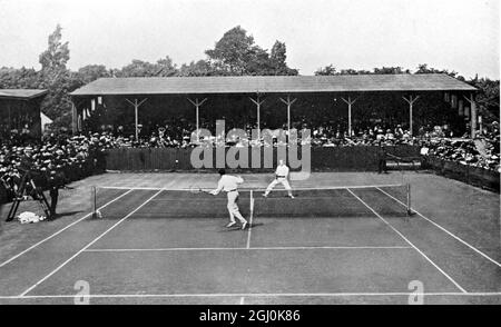 Finale der Singles aller Comers: Beals C. Wright v. A. F. Wilding 1910 Beals Coleman Wright (geboren am 19. Dezember 1879 in Boston, Massachusetts, USA - gestorben am 23. August 1961 in Alton, Illinois) war ein amerikanischer Tennisspieler. Anthony (''Tony'') Frederick Wilding (geboren am 31. Oktober 1883 in Christchurch, Neuseeland - gestorben am 9. Mai 1915 in der Nähe von Neuve-Chapelle, Pas-de-Calais, Frankreich) war ein Tennisspieler und Soldat, der während des Ersten Weltkriegs in Aktion getötet wurde.Er war der Spieler der Welt Nr. 1 im Jahr 1913. ©TopFoto Stockfoto