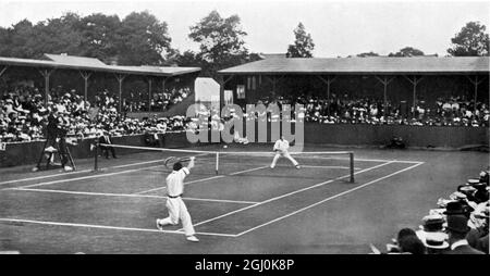 Finale der alleinreisenden Singles 1907 : A. W. Gore v. N. E. Brookes. Arthur William Charles Wentworth Gore (geboren am 2. Januar 1868 in Lyndhurst, Hampshire - gestorben am 1. Dezember 1928 in Kensington, London) war ein männlicher Tennisspieler aus Großbritannien. Er ist vor allem bekannt für seine beiden Goldmedaillen bei den Olympischen Spielen in London im Jahr 1908, als er die Einzel- und Doppelsiege der Männer gewann. 2006 wurde er in die International Tennis Hall of Fame aufgenommen. Norman E. Brookes 1905 - Gewinner der alleinstehenden Singles. Sir Norman Everard Brookes (geboren am 14. November 1877 in Melbourne, Victoria - gestorben am 28. September 1968 in Stockfoto