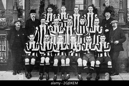 Finalisten des Football Association Cup - Newcastle United Team L bis R Back Row : W. Cracken D. Pudan P. McWilliam J. Carr Middle Row : J. Bell ( Vice Chairman ) A. McCombie F. Speedie D. Willis J. Lawrence J. Rutherford J.P. Oliver ( Direktor ) vordere Reihe : J.Q. McPherson ( Trainer ) C. Veitch A. Gosnell J. Howie W. Appleyard A. Gardner G. Wilson F.G. Watt (Sekretärin) verlor die 1908 Cup-Finale, geht nach unten 3-1 zu Wolverhampton Wanderers. Stockfoto