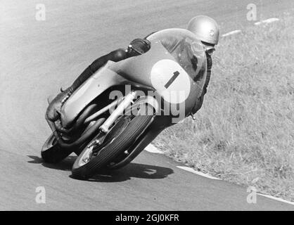 Assen, Holland: Rhodesian Motor-cycling ass, Gary Hocking nimmt eine Haarnadelkurve während der niederländischen T.T. hier, 25. Juni. Hocking Reiten ein M.V. Augusta, gewann die 500 c.c. Veranstaltung. 26. Juni 1961 Stockfoto