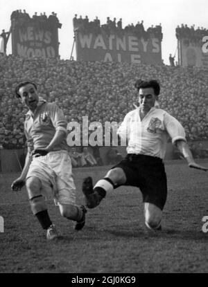 (l) Stanley Matthews, der Flügelspieler von Blackpool und England fängt Freeman von Fulham in einem spannenden sechsten Runde des FA Cup im Craven Cottage ab. Februar 1948 Stockfoto