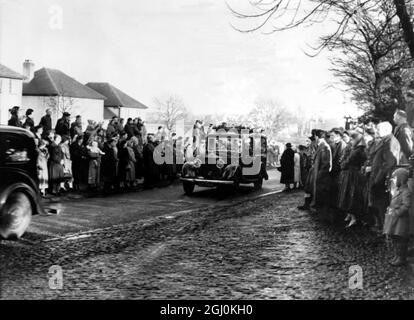 Hunderte von Freunden und Anhängern von Roger Byrne, dem Kapitän der Fußballmannschaft von Manchester United, säumen die Route, die sein Leichenwagen einnahm. Er wurde bei der tragischen Luftkatastrophe in München getötet. Februar 1958 Stockfoto