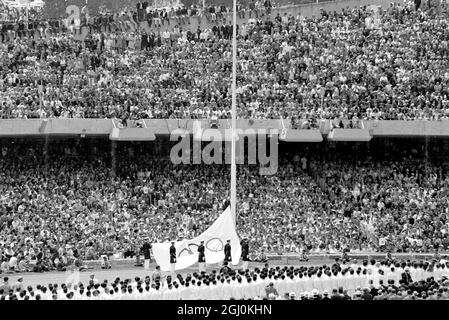 Mexiko-Stadt: Das Heben der offiziellen olympischen Flagge bei der Eröffnungsfeier der Olympischen Spiele 1968 hier am 12. Oktober 1968 Stockfoto
