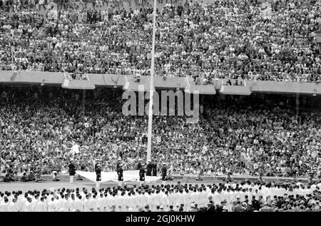Mexiko-Stadt: Das Heben der offiziellen olympischen Flagge bei der Eröffnungsfeier der Olympischen Spiele 1968 hier am 12. Oktober 1968 Stockfoto