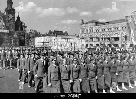 Eine Million junger Sportler, die aus allen Sportvereinen in allen Teilen der Sowjetunion stammen, marschierten am 23. Internationalen Jugendtag in Moskau vor Stalin und seinen Chefministern vor Kinder aus dem republikanischen Spanien nahmen ebenfalls an der gigantischen Schau Teil. Junge Schüler einer Flugschule.. 19. September 1937 Stockfoto