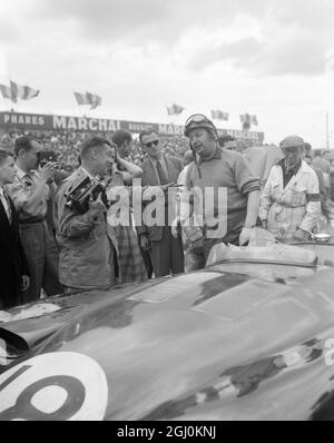 15. Juni 1953 Rolle-Hamilton Team gewinnt 24-Stunden-Rennen von Le Mans Press Surround Duncan Hamilton nach dem Ziel. Kredit: TopFoto.co.uk Stockfoto