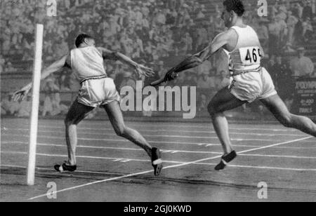 X Olympiade, Los Angeles, August 1932. Bill Carr erhielt den Staffelstab von Karl Warner, um das 1. 1600-Meter-Staffelteam für Gold zu beenden Stockfoto