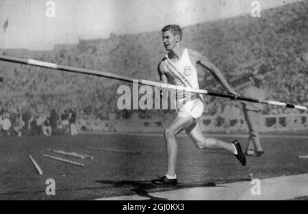 Games of the X Olympiade, Los Angeles, Coliseum Stadium, August 1932. Stabhochsprung für Männer: William W. MILLER aus den USA auf Platz 1 Stockfoto