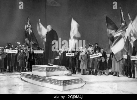 Lake Placid, 15. Februar 1932. Der IOC-Präsident Henri de BAILLET-LATOUR erklärte, die II. Olympischen Winterspiele geschlossen zu haben, umgeben von den Flaggen-Trägern der Nationen Stockfoto