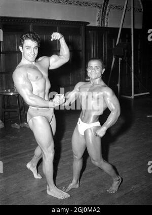 Mr Universe 1951 organisiert von der National Amateur Bodybuilder Association im Royal Hotel Southampton Road London . Mario Marollo von Paris und in den letzten Jahren Herr Frankreich schlagen eine Pose mit dem kleinsten Mann in der Konkurrenz Monohar Aich von Kalkutta Indien . September 1951 Stockfoto