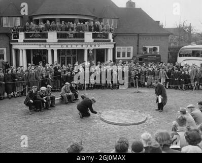 Das Teamevent der British Marbles Championships in Tinsley Green Links sind die Copthorne Spitfires und rechts Handcross Bulldogs die 350 Jahre alten Meisterschaften sollen in den Elizabeth Days 1962 begonnen haben Stockfoto