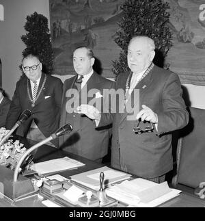 Von links nach rechts Oberbürgermeister Thomas Wimmer aus München Deutschland , Oberbürgermeisterin Leslie Lever aus Manchester England 2. Bürgermeister Hieber aus München 12. März 1958 Stockfoto