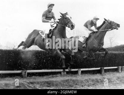 Der letzte Sprung im Sandown Park ' s Grand Military Meeting nearest camera '' Monk ' s choice '', gefahren von Colonel W . Hollman und '' Topper '' unter Lord Patrick Beresford. 21. März 1958 Stockfoto