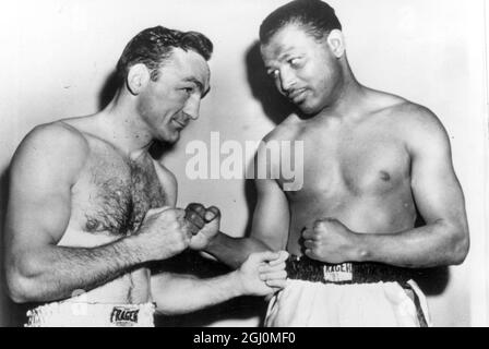 Chicago USA Weltmeister Carmine Basilio und ehemaliger Weltmeister im Mittelgewicht Sugar Ray Robinson und jetzt Herausforderer in der 15-Runden-Titelrunde. 21. März 1958 Stockfoto