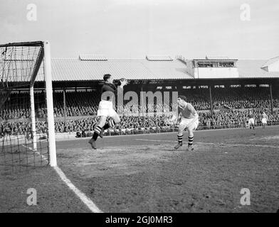 London: Reg Dare, Exeter City Center - Stürmer und Hampshire County Cricketer, beobachtet, wie sein Schuss von Chelsea Torwart Pickering während dieser F .A gerettet wird. Cup 4. Runde Replay Spiel auf Stamford Brücke. Erst gestern wagte es zu wissen, dass er in diesem lebenswichtigen Spiel - seiner ersten Cup-Chance - den Angriff von Exeter führen müsste. 31. Januar 1951 Stockfoto