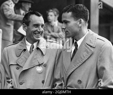 Fred Perry : 18. Mai 1909 - 2. Februar 1995 , britischer Tennis- und Tischtennisspieler, hier links gesehen, spricht der dreimalige Einzelchampion mit Tom Brown, einem amerikanischen Spieler. 21. Juni 1948 Stockfoto