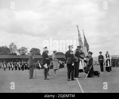 Folkestone - England - König Frederik von Dänemark - Oberst der Königinnenbäuste - präsentiert dem Königlichen Regiment neue Farben bei einer traditionsreichen zeremoniellen Parade auf dem Fokestone Cricket Ground. Die Farben entstanden aus der Verschmelzung der Buffs ( Royal East Kent Regiment ) und des Queen's eigenen Royal West Kent Regiment im März 1961 - links steht Prinzessin Marina - Oberst des Regiments - 23. Juni 1962 ©TopFoto Stockfoto