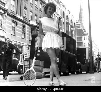 Der amerikanische Tennisstar Mimi Arnold modelliert ein von Fred Perry entworfenes Tenniskleid, das sie beim Wettbewerb bei den Wimbledon Lawn Tennis Championships in London, England, am 29. Juni 1961 trug Stockfoto