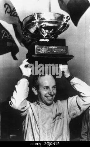 Mont-Tremblant Quebec John Surtees feiert den Gewinn des Québec Sports Car Race des Spielers auf Le Circuit. September 1965 Stockfoto