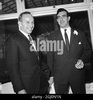 John Surtees steht mit Cricketer Fred Trueman beim Men of the Year Lunch im Savoy November 1964 Stockfoto