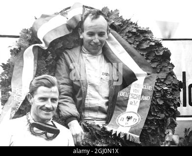 Nürburgring Deutschland John Surtees feiert mit einem riesigen Lorbeerkranz den Sieg des Großen Preises von Deutschland. Graham Hill steht nach dem zweiten Platz links von ihm. 5. August 1964 Stockfoto