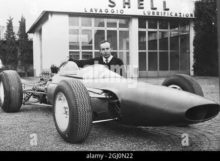 John Surtees hier mit dem neuen Ferrari Formel 1 Rennwagen abgebildet. 7. April 1964 Modena Italien Stockfoto