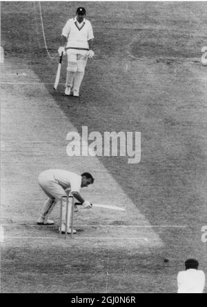 Peter May duckt, um einen Stoßfänger von Ian Meckiff , dem australischen Schnellbowler , zu vermeiden, der beschuldigt wird, den Ball „geworfen“ zu haben. Ein Zwischenfall während der ersten Innings Englands im zweiten Testspiel in Melbourne, das mit einem Sieg für Australien von 8 Wickets endete. Januar 1959 Stockfoto