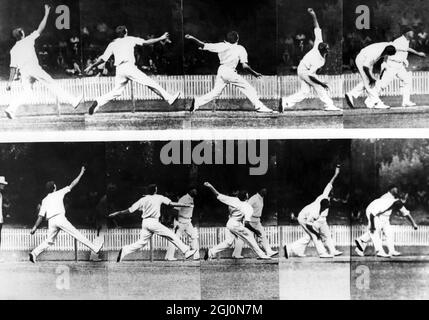 Ian Meckiff Australian Test Bowler im Bild sind zwei Kugeln aus dem letzten Ende seiner erstklassigen Karriere, die während seines ersten Überwindes gegen Südafrika in Brisbane war. Der oberste Auslieferungsschiedsrichter Egar am quadratischen Bein regierte ihn als „No-Ball“, um einen gebogenen Arm zu richten und den Ball zu werfen. 12. Dezember 1963 ©Topham - TopFoto Stockfoto