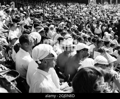 Unbekümmtert durch die jüngsten Verhaltensverstöße am Lord's Cricket Ground, zogen viele Mitglieder der Menge, die gekommen waren, um den ersten Tag des Final Test Match zu sehen, Jacken, Hemden und Westen aus, sitzen mit vielen behelfsmäßigen Arten von Sonnenhut in der warmen Augustsonne, Viele von ihnen sind in diesem Bild, das am Oval, London, England aufgenommen wurde, zu sehen. 20. August 1959 Stockfoto